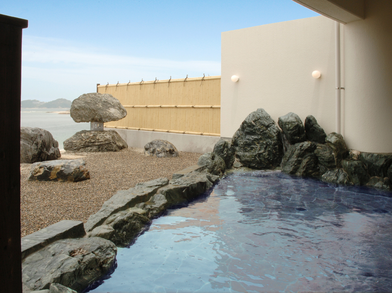シーパMAKOTOの海に浮かんでいるかのような露天風呂