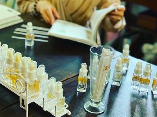 天然香水作りは60種の香りから。初心者の方には月のテーマに合わせた基本設定もご用意しています。