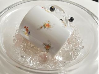 完成した作品はローズクウォーツと水晶の中で浄化してからお渡しします。