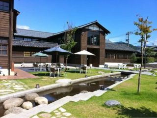 機屋(はたや)とは、布を織る工場のことで、当館は明治38年〜平成10年まで勝山の中堅機業場として操業していた建物を保存・活用した建物です。