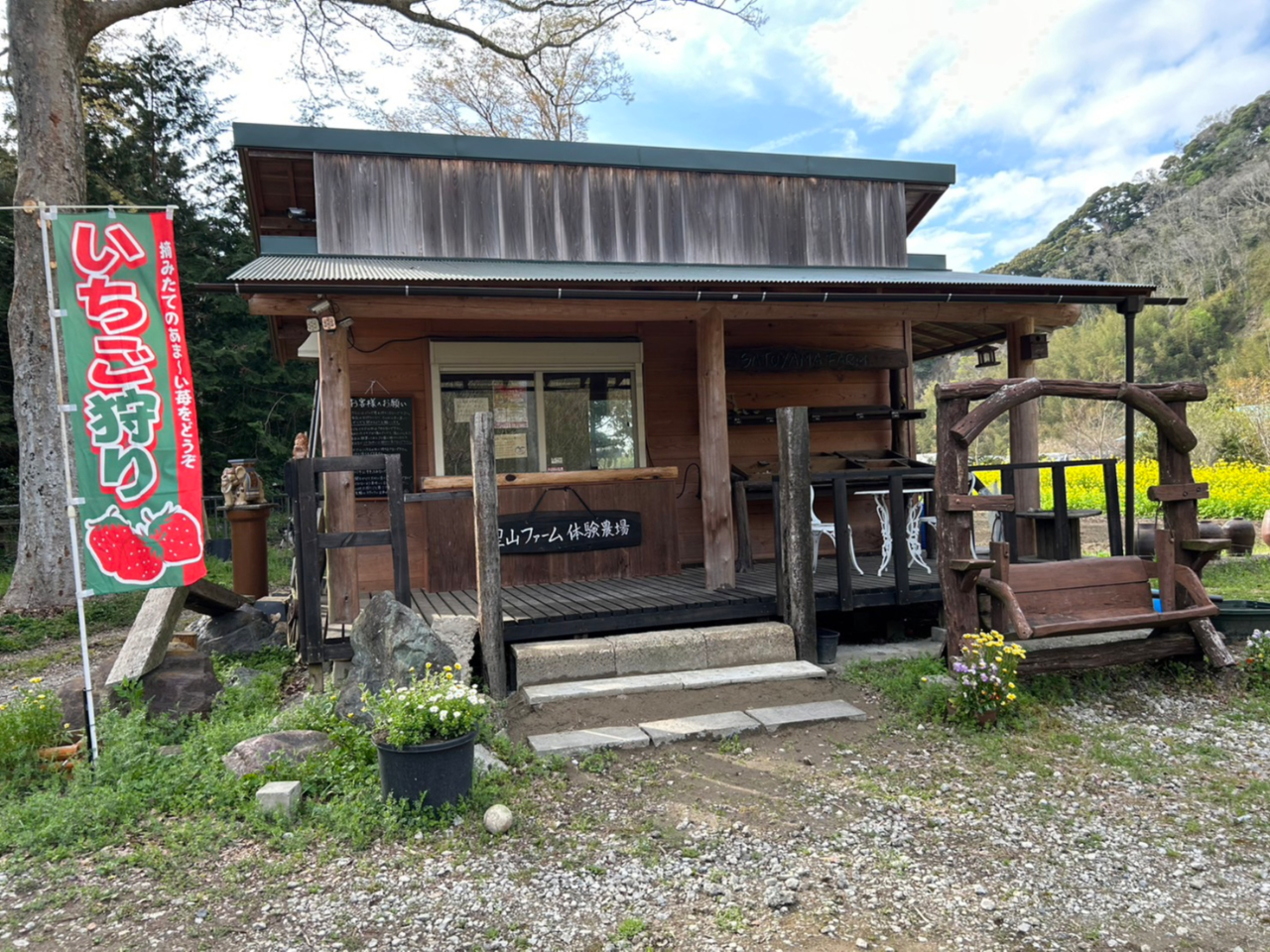 駐車場のすぐ隣にある受付です。受付が済みましたらこちらで練乳をお渡しします。