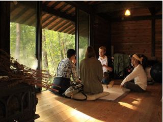 炭焼き職人の友人宅にて。 英語は話せなくても、心で通じます。 「日本の魂に触れた」とコメントを頂きました。