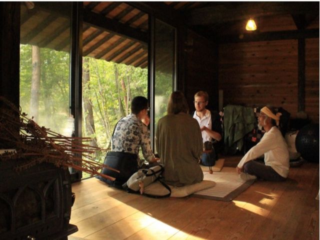 炭焼き職人の友人宅にて。 英語は話せなくても、心で通じます。 「日本の魂に触れた」とコメントを頂きました。