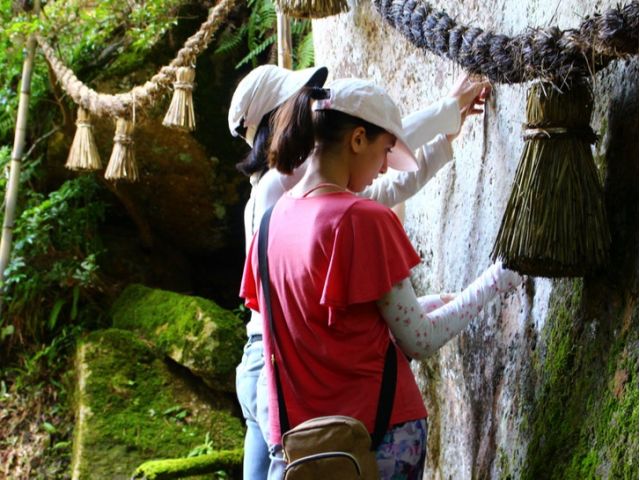 志都岩屋神社のご神体にお願いを込めて、こよりを小穴に通しました♪