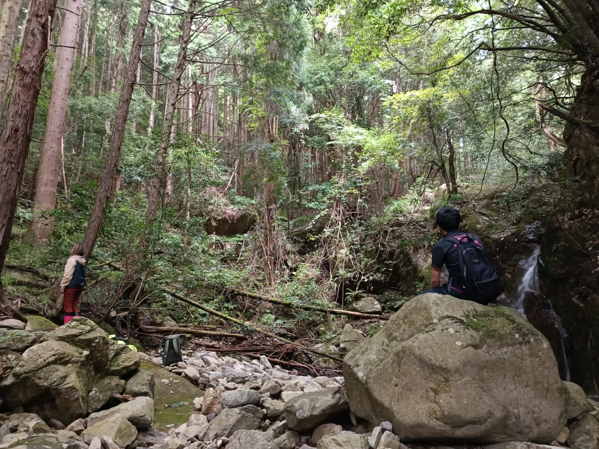 門谷川にある滝。岩場で寛ぐこともできます。