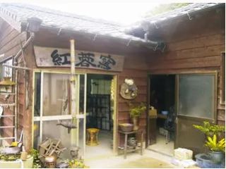 紅蓉窯はダムのほとり、緑深い静かな場所にある陶芸工房です。左手の入口はギャラリー、右手が作陶スペースです。体験はこちらで行います。