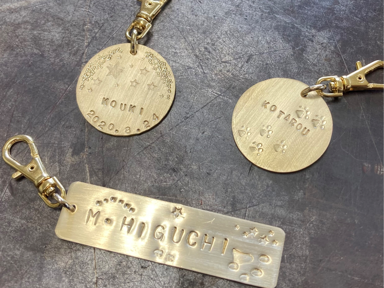 それぞれの個性が光るとても可愛いチャームです!文字は大きさが二種類あるので打ちやすいものをお選び頂けます。