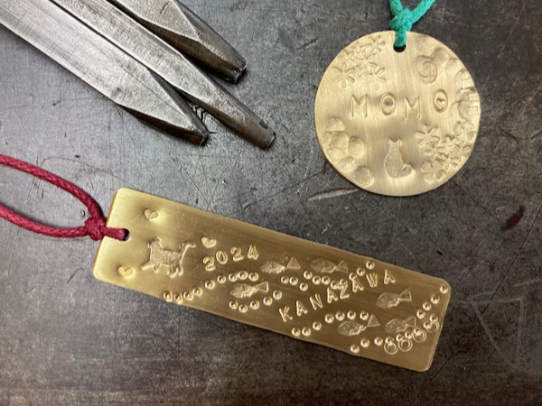 図形から地模様まで刻印の打ち方で面白いデザインが完成します。選べる板材は写真2枚目をご覧下さい