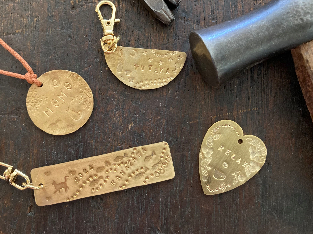 オリジナルチャーム作り!金属彫刻屋さんで旅の記念品を作ろう!ペット用チャームも作...