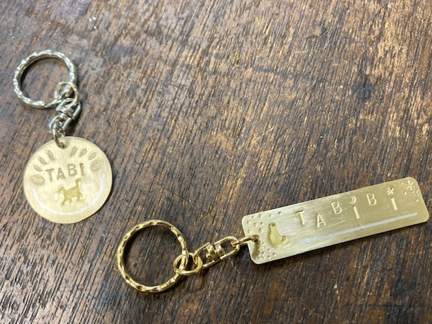 ずっと使っていると銀線が目立ってきます。お財布など良く触る場所に付けると艶も出てきたりと、使い続ける楽しみがあるチャームですのでプレゼントにもお勧め!