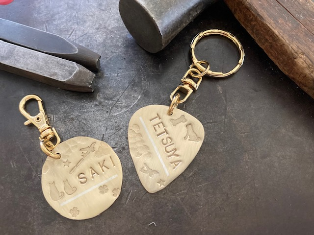 刻印は最初に練習します。お客様の力に合わせた刻印で制作出来ます。大きな刻印は難しいため、スタッフが代わりに打つことも出来ます。