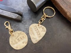 刻印は最初に練習します。お客様の力に合わせた刻印で制作出来ます。大きな刻印は難しいため、スタッフが代わりに打つことも出来ます。