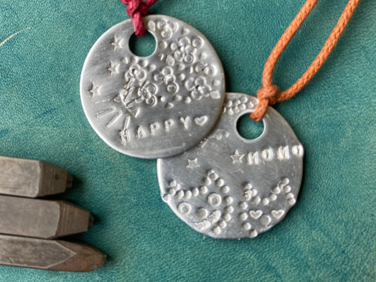 刻印の使い方によって、様々な模様を施すことができます。世界にひとつだけの可愛いチャームを作りませんか。