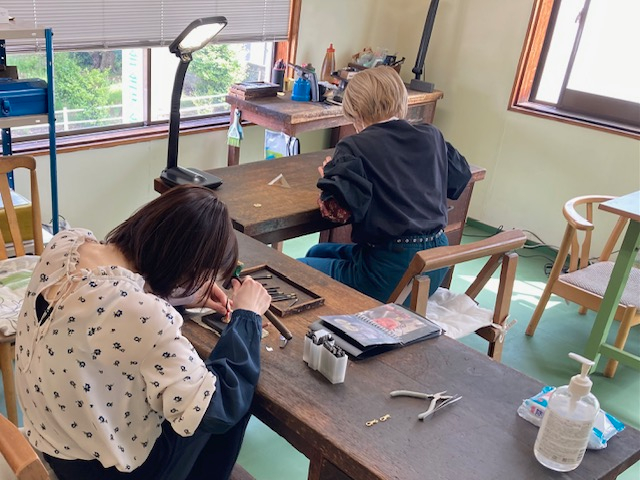 刻印は精神統一が必要!とのご意見もあります。是非時間を忘れてゆっくり制作して下さい。