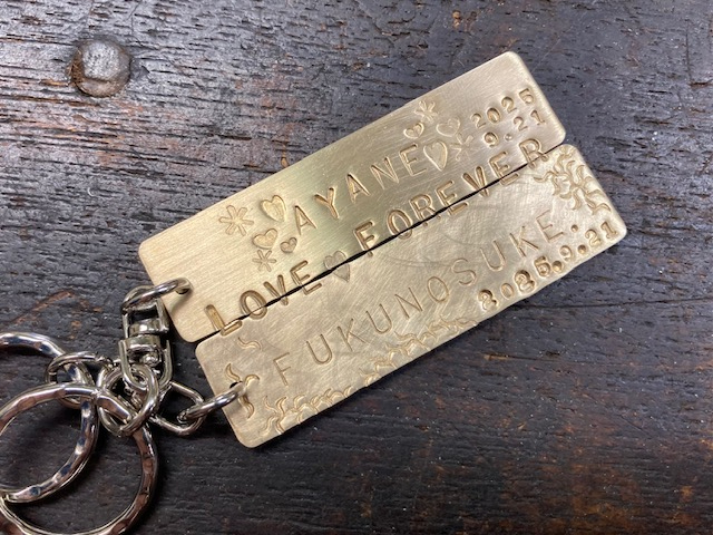 お客様の作品です!真ん中にお好きな文字を刻印した後は2つに分けてそれぞれの場所で制作します。どちらのチャームもとっても素敵です!