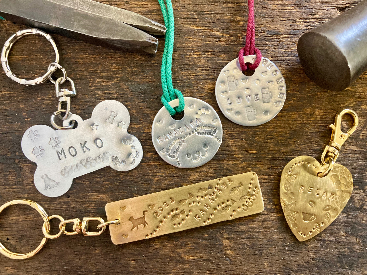 オリジナルチャーム作り!金属彫刻屋さんで旅の記念品を作ろう!ペット用チャームも作...