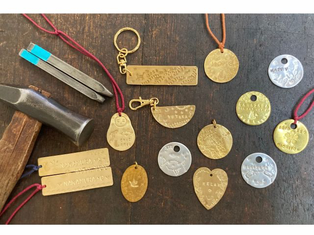 オリジナルチャーム作り!金属彫刻屋さんで旅の記念品を作ろう!ペット用チャームも作...