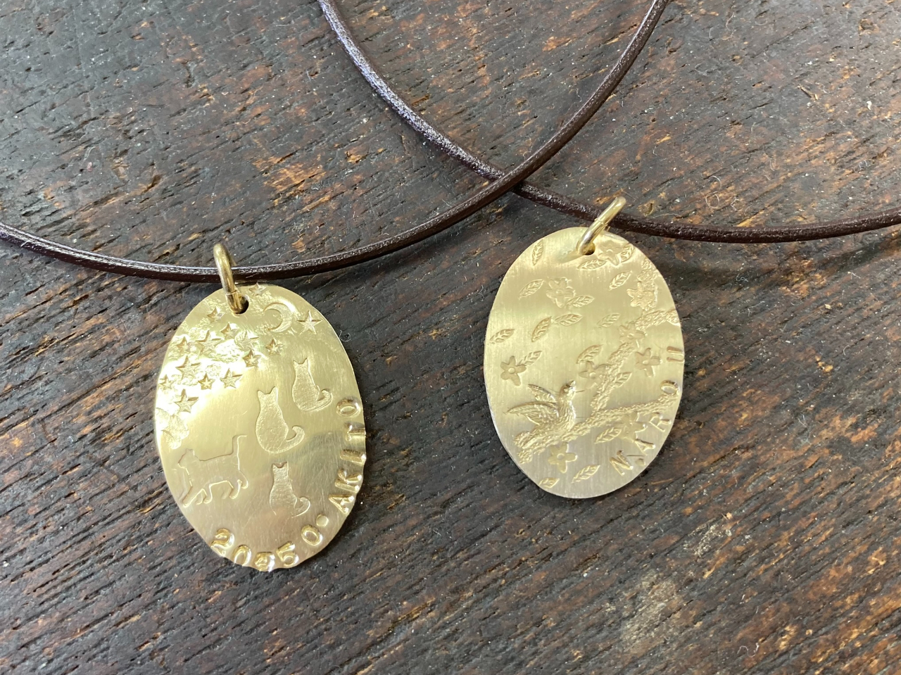 �l�b�N���X�͑ȉ~�^�ł��B���ʎd�グ+�Q00�~