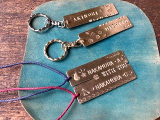 お二人で相談しながら楽しくお好きな言葉を刻印しませんか?世界にひとつのチャームです!