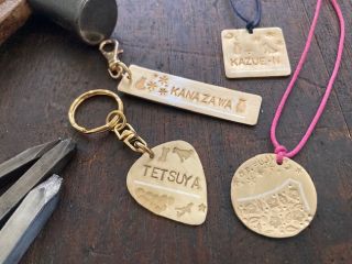 刻印は最初に練習します。お客様の力に合わせた刻印で制作出来ます。大きな刻印は難しいため、スタッフが代わりに打つことも出来ます。