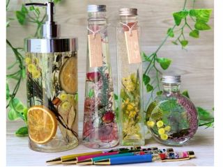 ハーバリウム雑貨は種類が豊富で、どれも作りたくなる可愛さ!インテリア性と実用性を兼ね備えた、ディスペンサーやボールペンなどの「毎日使えるハーバリウム」も大人気!