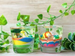 カラーサンドでカラフルなジェルキャンドル♪貝殻やビー玉もご用意しております。オプションで、ガラス細工を入れる事ができます。(ガラス細工:1個¥350)