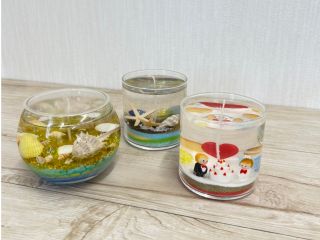 カラーサンドでカラフルな模様を作るジェルキャンドル♪貝殻やストーン、ビー玉もご用意しております。オプションで、ガラス細工を入れる事ができます。(1個¥350)
