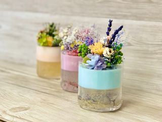 お好みのアロマをいれたワックスに、お好きなお花でブーケアレンジを飾ります♪