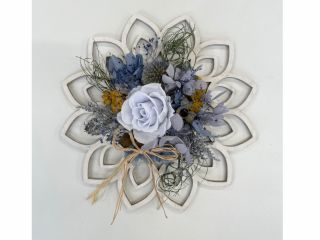 ウッドプレート全面にお花を配置して、シックな色味でも華やかに・・・