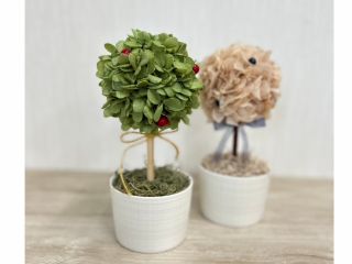 まんまる可愛いトピアリーは、プリザーブドフラワーを使うので、本物のお花ならではの自然な仕上がりが人気です。経年で、少しずつ変化していく色合いも楽しみのひとつです