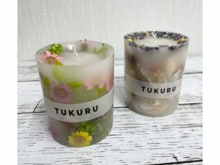 【ボタニカルパラフィンキャンドル】ほんのり見えるお花がお洒落で、お部屋に馴染みやすいと人気のメニューです♪ナチュラルな雰囲気が好きな方におススメです!