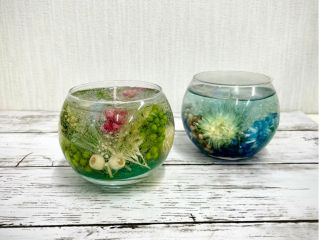 お花によって、いろいろな雰囲気で作れます。カラーサンドはお好みで入れることも可能です。火を灯す場合は、ろうそく芯の周りはお花を入れないようにします。