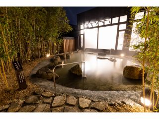 光と自然が調和した 庭園に囲まれる 風情溢れる露天風呂