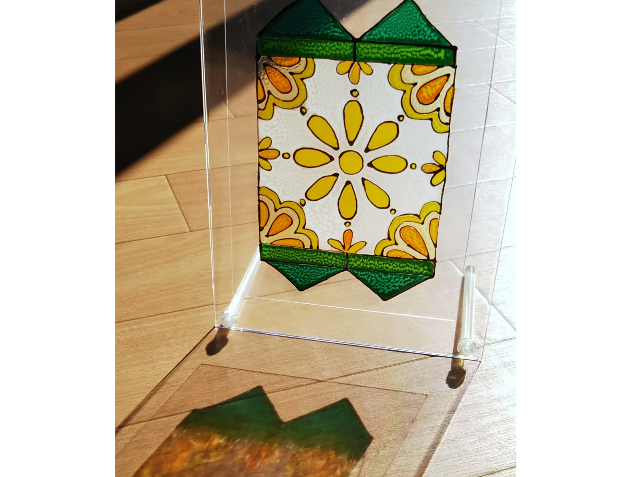 透明感のある色合いがとても美しいディンプルアート。太陽光に照らされてステンドグラス風の風合いが楽しめます。