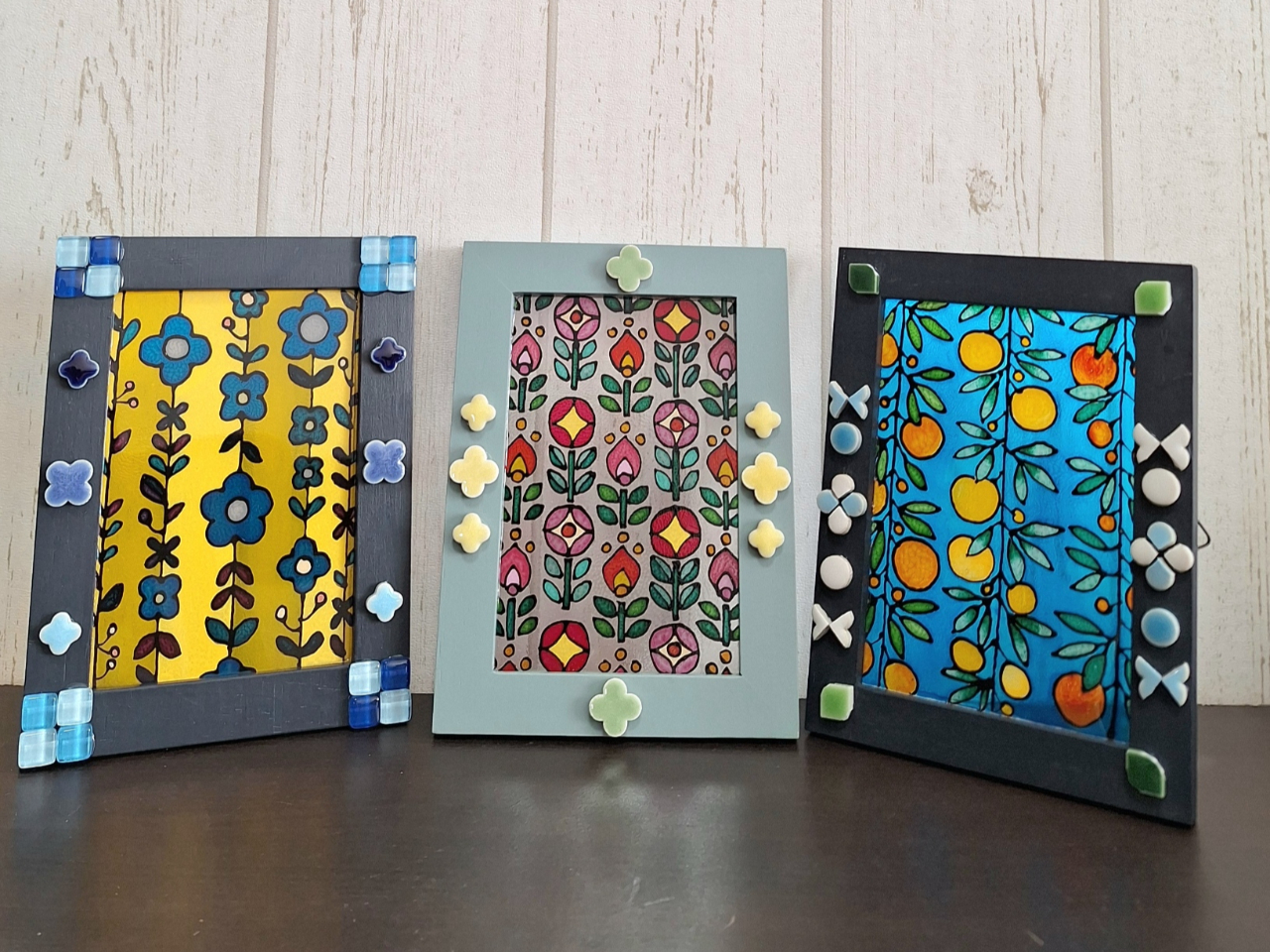 出来上がったディンプルアートのまわりにタイルを並べて・・・タイルとの組み合わせも楽しめます。