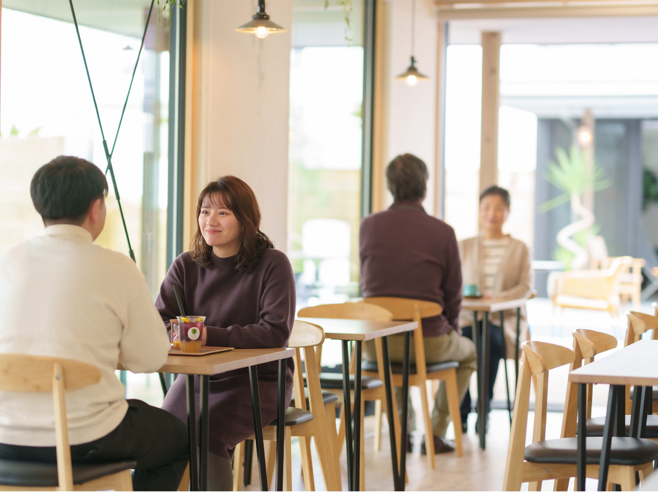 カフェの明るい店内で行います。(カフェ席で行うためカフェメニューの注文をお願いします。)