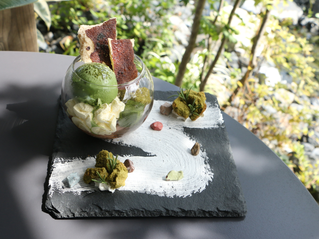 名物「苔テラリウムパフェ 1,200円」お庭の景色と共に楽しめる。