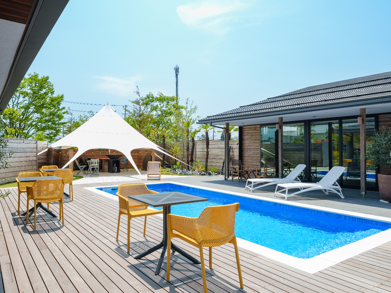 天気の良い日はテラス席もおすすめ。(Villaご利用のある日はお使いいただけません。)