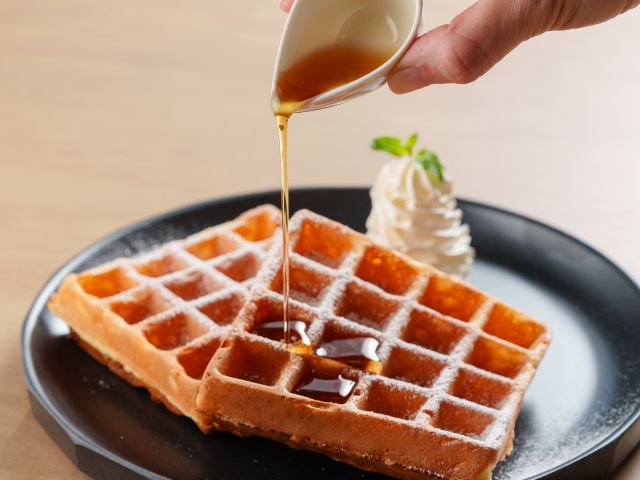 人気の焼きたて自家製ワッフル(900円)。ランチ、軽食などカフェメニューが充実しております。製作体験と一緒にいかがですか?