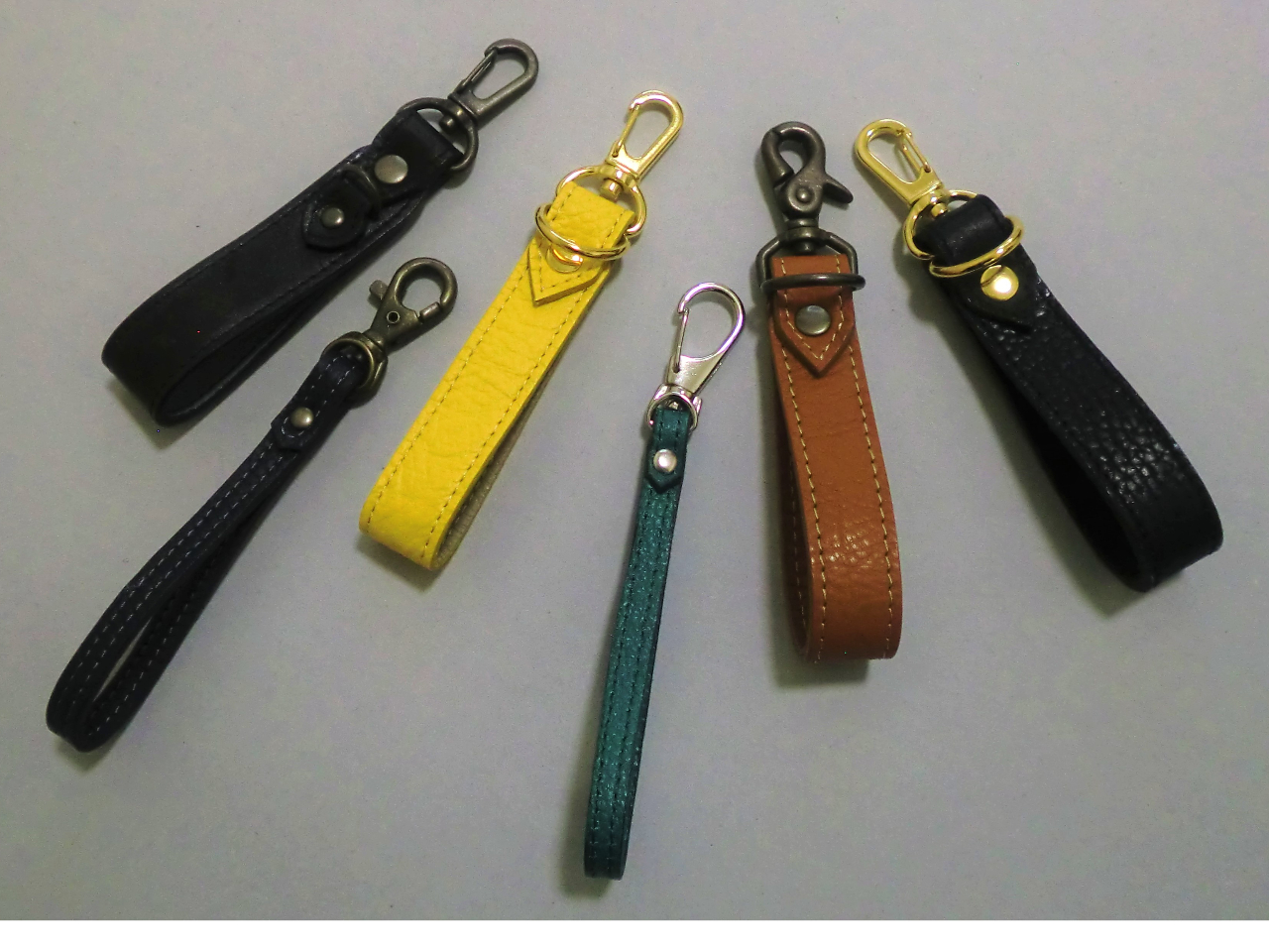 【ステッチの入ったキーリング】 いろいろな色の革や糸、金具の色はゴールド、アンティークなど好みのものを選んでいただけます。ミシンを使いステッチをかけます。