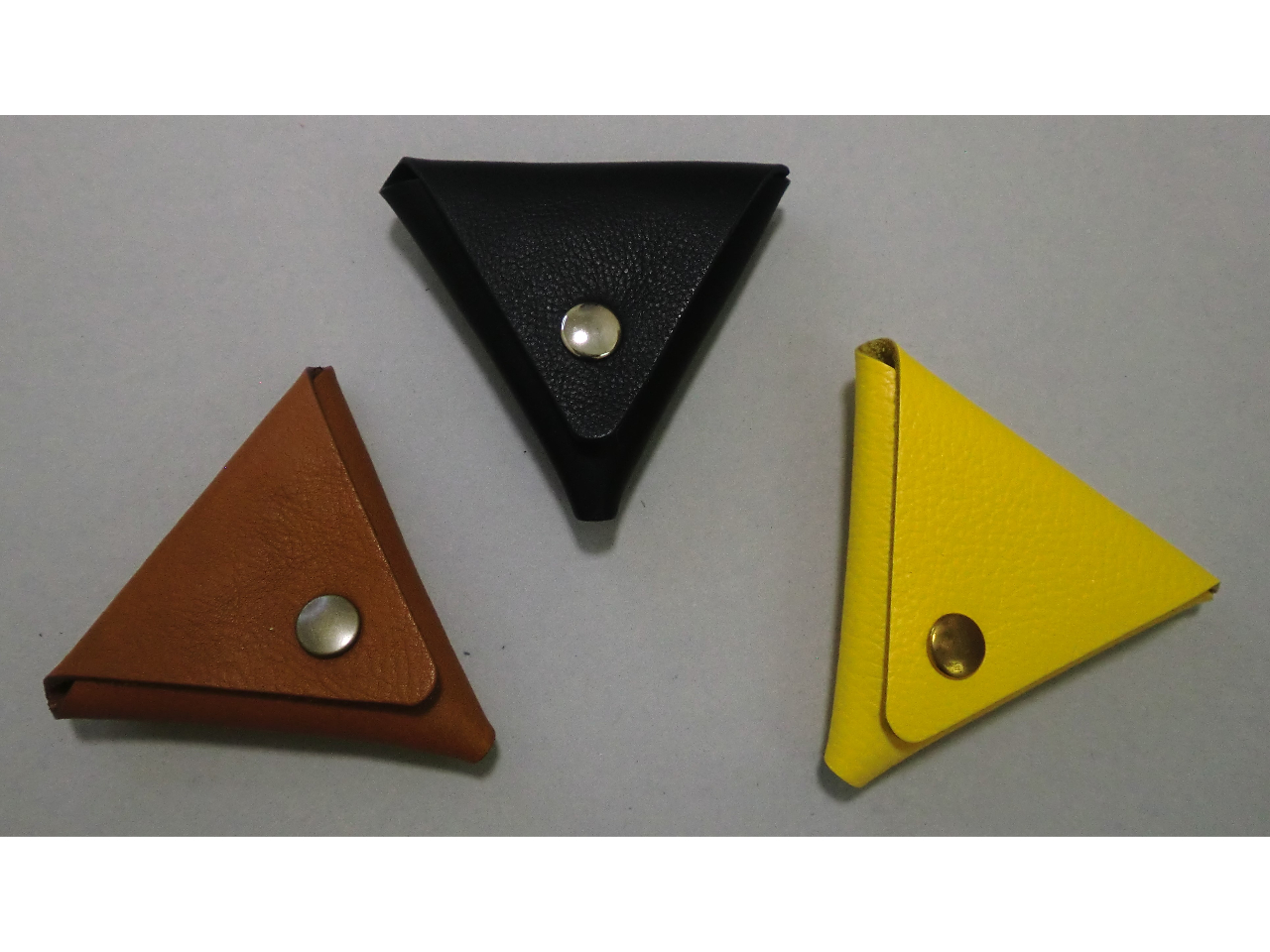 【カラフルな三角コインケース】 いろいろな色の革、金具の色はゴールド、アンティークなど好みのものを選んでいただけます。実用性も十分です。