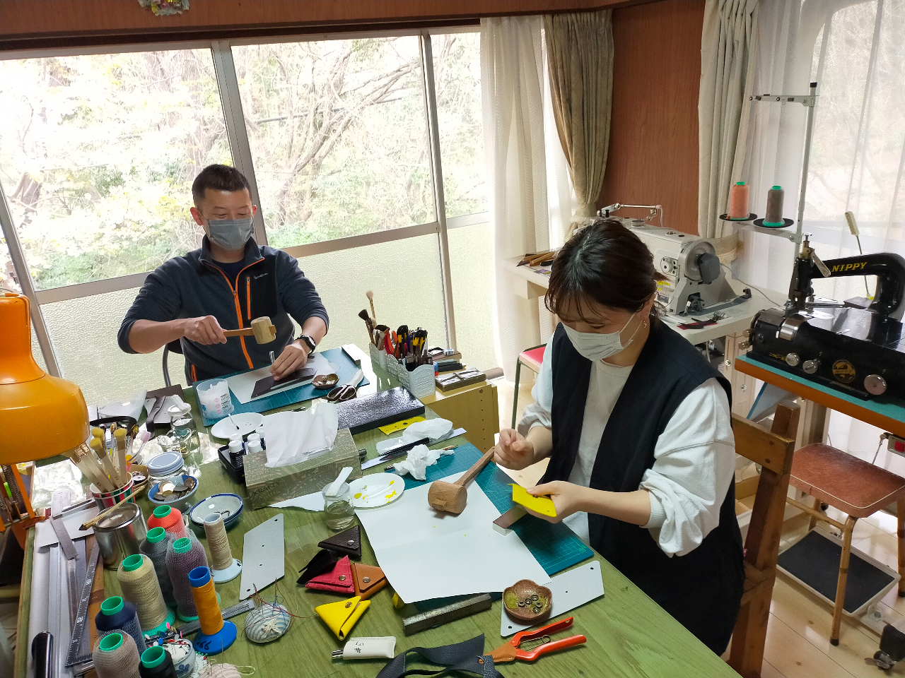 真剣に作品作り。緊張の時です。