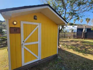 絵本に出てくるようなカラフルで可愛いガレージ