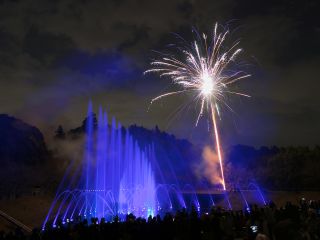 この日だけの花火&噴水ショー ※画像はイメージです
