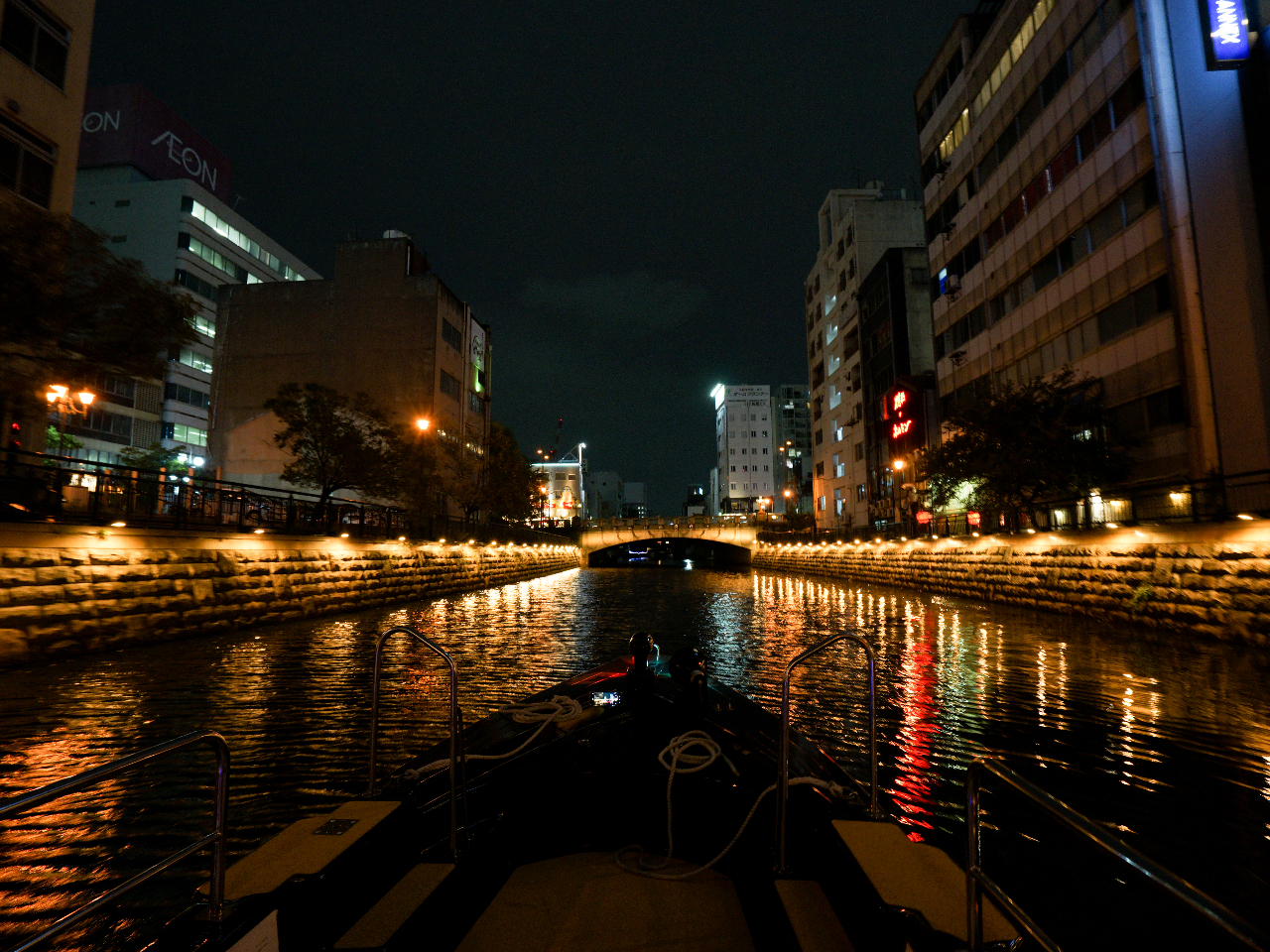 乗船時に渡されるブラックライトを使い、夜の堀川に浮かぶキーワードを探し謎解きを楽しもう!