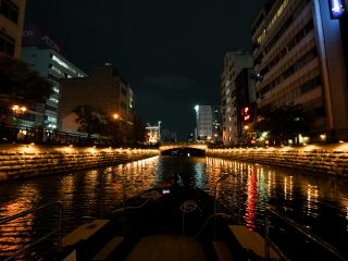 乗船時に渡されるブラックライトを使い、夜の堀川に浮かぶキーワードを探し謎解きを楽しもう!