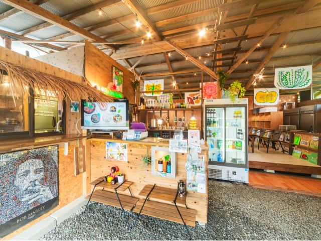 カフェスペース併設。アルコール、ソフトドリンクなどご注文いただけます♪