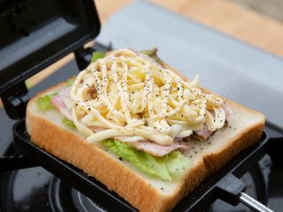 ホットサンドメーカーとコンロでオリジナルホットサンド作り体験