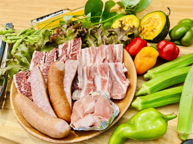 地元那珂川市の精肉店厳選のBBQお肉セット(写真のお肉は2人前・収穫野菜は季節によって変わります)牛カイノミ・豚バラ・鶏もも・フランク