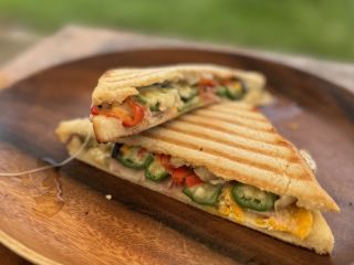 野菜はもちろん!たまごとチーズたっぷりのホットサンド